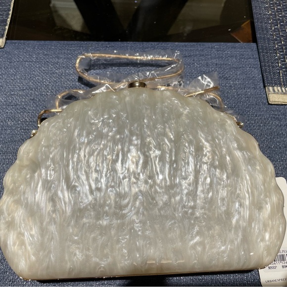 Seashell Clutch with chain - Picture 3 of 6